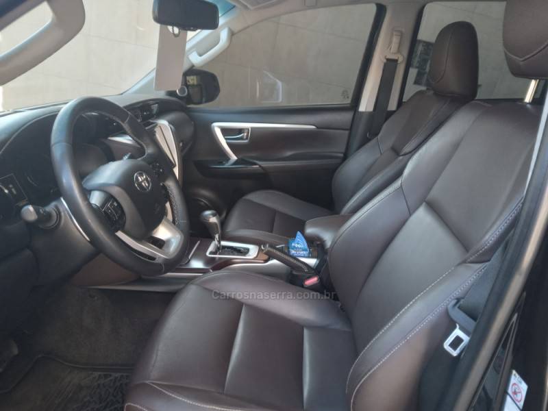 TOYOTA - HILUX SW4 - 2017/2017 - Preta - Sob Consulta