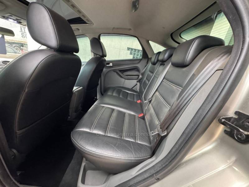 FORD - FOCUS - 2009/2009 - Dourada - R$ 47.900,00