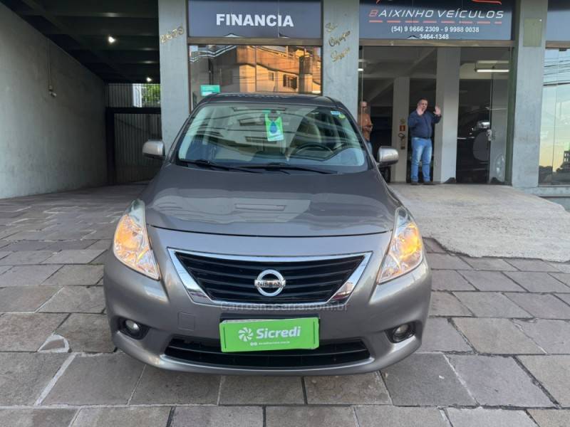 NISSAN - VERSA - 2014/2014 - Cinza - R$ 43.900,00
