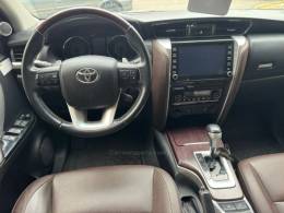 TOYOTA - HILUX SW4 - 2020/2020 - Cinza - Sob Consulta