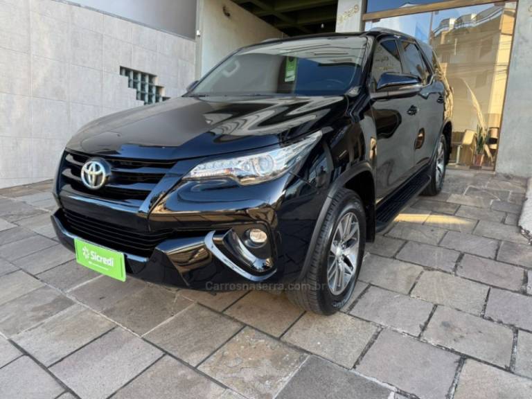 TOYOTA - HILUX SW4 - 2020/2020 - Preta - Sob Consulta