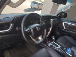 TOYOTA - HILUX SW4 - 2017/2017 - Preta - Sob Consulta