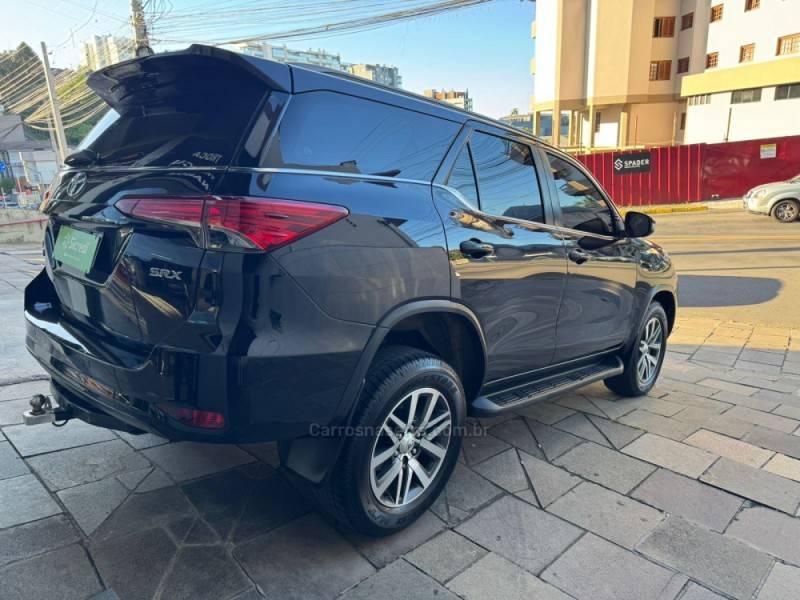 TOYOTA - HILUX SW4 - 2020/2020 - Preta - Sob Consulta