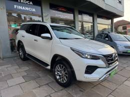 TOYOTA - HILUX SW4 - 2021/2021 - Branca - R$ 283.900,00