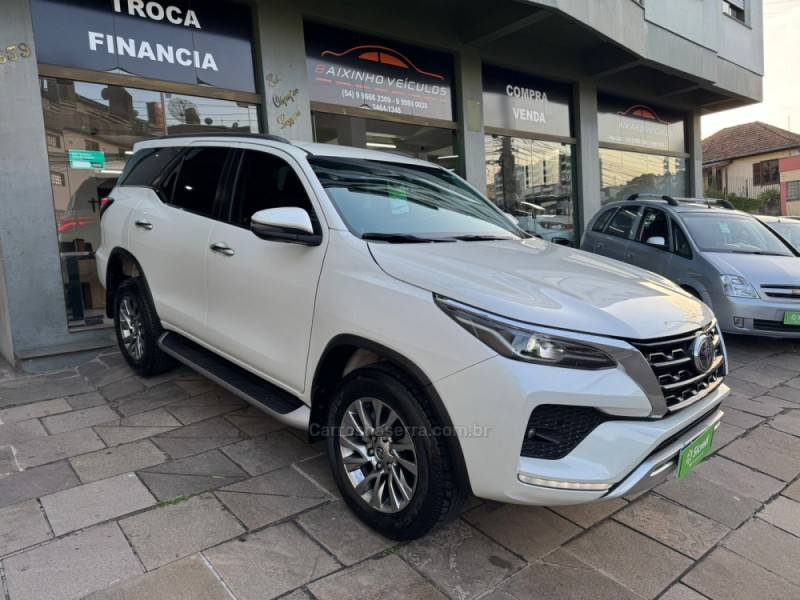 TOYOTA - HILUX SW4 - 2021/2021 - Branca - R$ 283.900,00