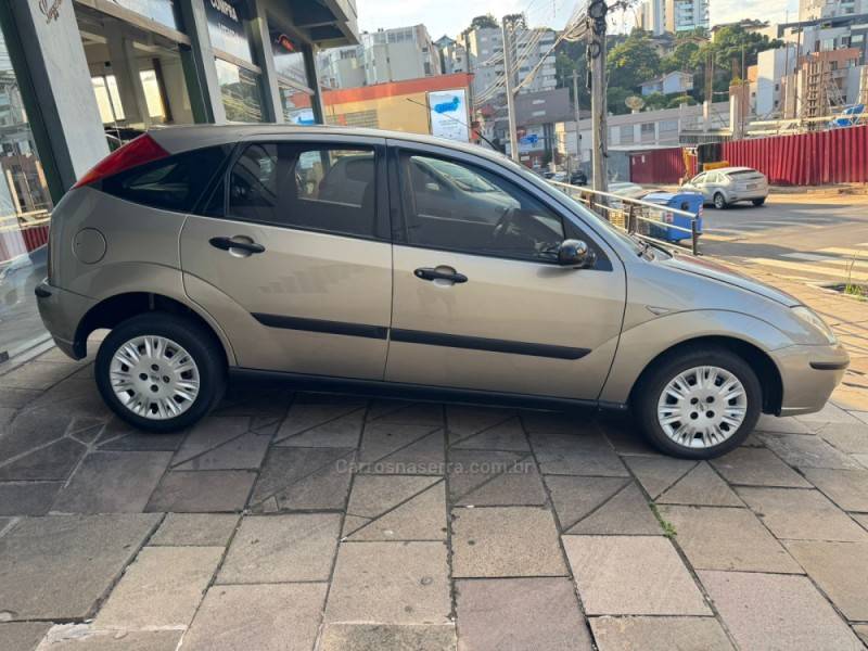 FORD - FOCUS - 2004/2004 - Dourada - Sob Consulta