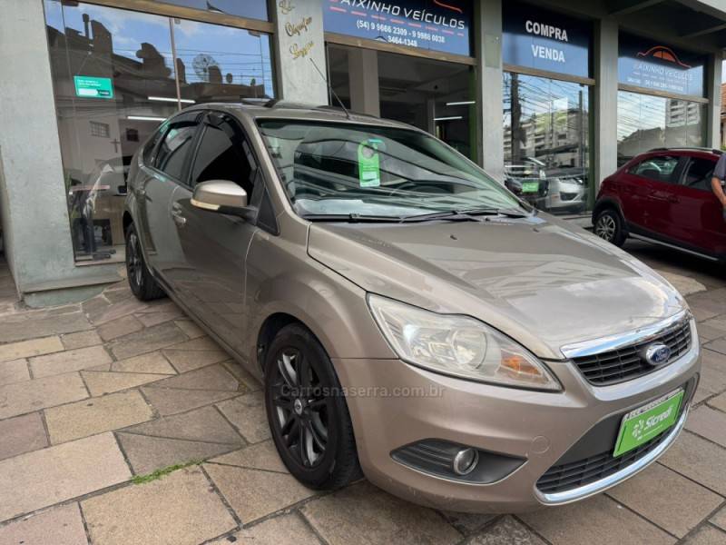 FORD - FOCUS - 2009/2009 - Dourada - R$ 48.000,00
