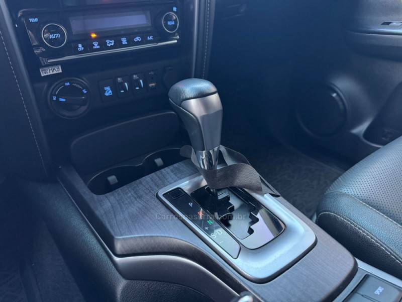 TOYOTA - HILUX SW4 - 2021/2021 - Branca - R$ 283.900,00