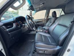 TOYOTA - HILUX SW4 - 2021/2021 - Branca - R$ 283.900,00