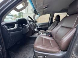 TOYOTA - HILUX SW4 - 2020/2020 - Cinza - Sob Consulta