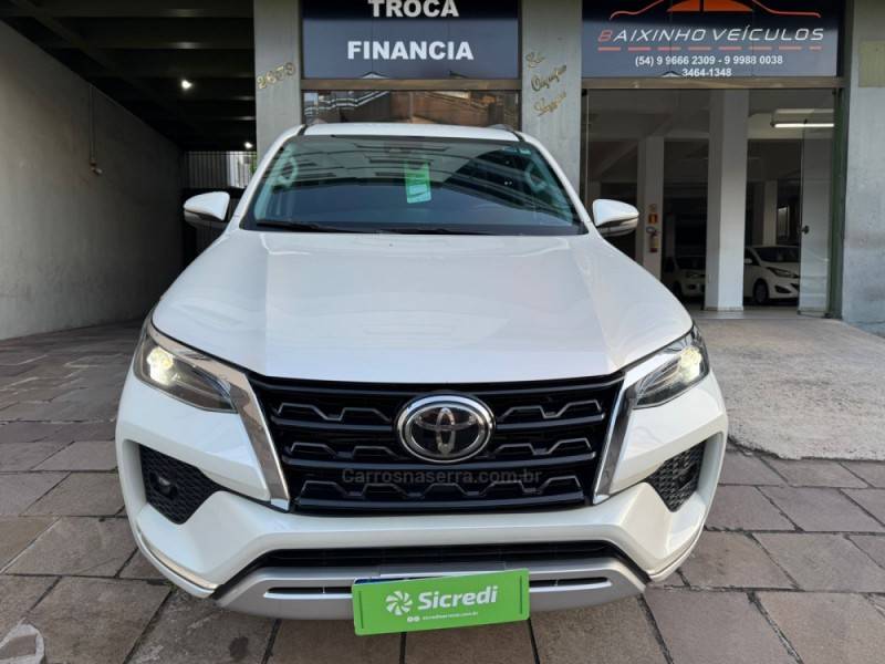TOYOTA - HILUX SW4 - 2021/2021 - Branca - R$ 283.900,00