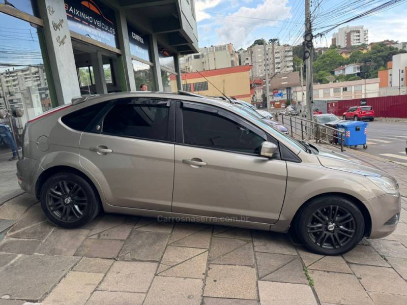 FORD - FOCUS - 2009/2009 - Dourada - R$ 48.000,00