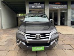 TOYOTA - HILUX SW4 - 2020/2020 - Cinza - Sob Consulta