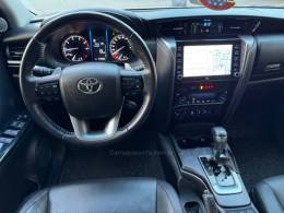 TOYOTA - HILUX SW4 - 2021/2021 - Branca - R$ 283.900,00