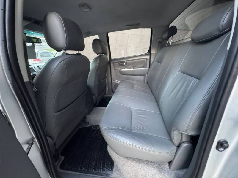 TOYOTA - HILUX - 2013/2013 - Prata - Sob Consulta