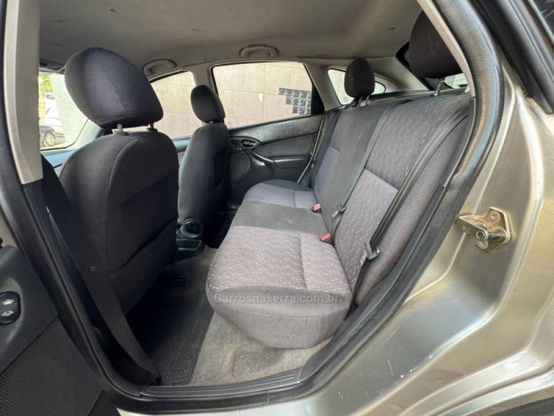 FORD - FOCUS - 2004/2004 - Dourada - Sob Consulta