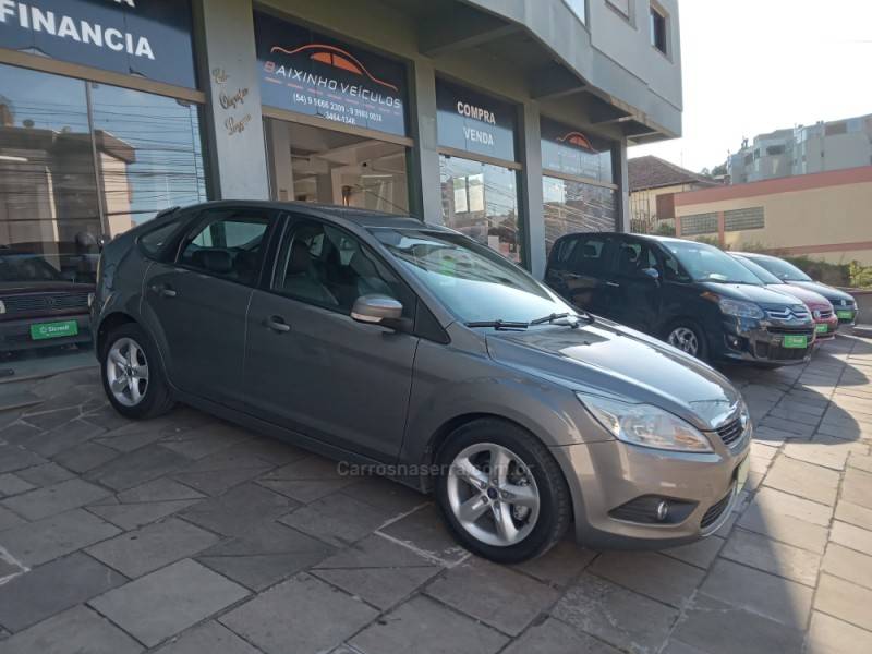 FORD - FOCUS - 2010/2011 - Cinza - Sob Consulta