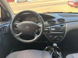 FORD - FOCUS - 2004/2004 - Dourada - Sob Consulta
