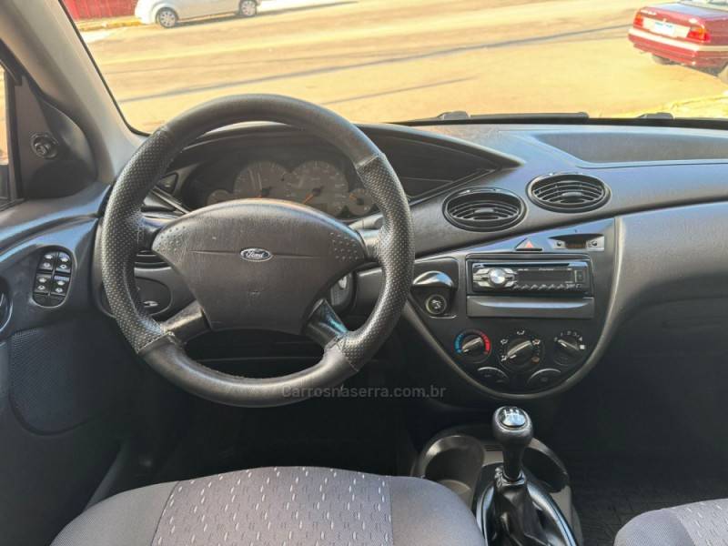FORD - FOCUS - 2004/2004 - Dourada - Sob Consulta