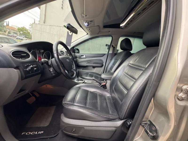 FORD - FOCUS - 2009/2009 - Dourada - Sob Consulta