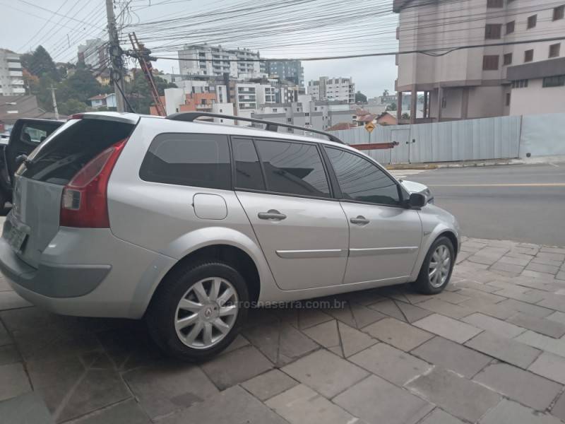 RENAULT - MÉGANE - 2011/2012 - Prata - R$ 36.900,00