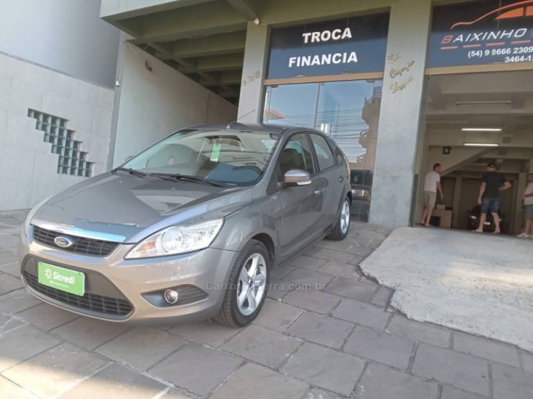 FORD - FOCUS - 2010/2011 - Cinza - Sob Consulta