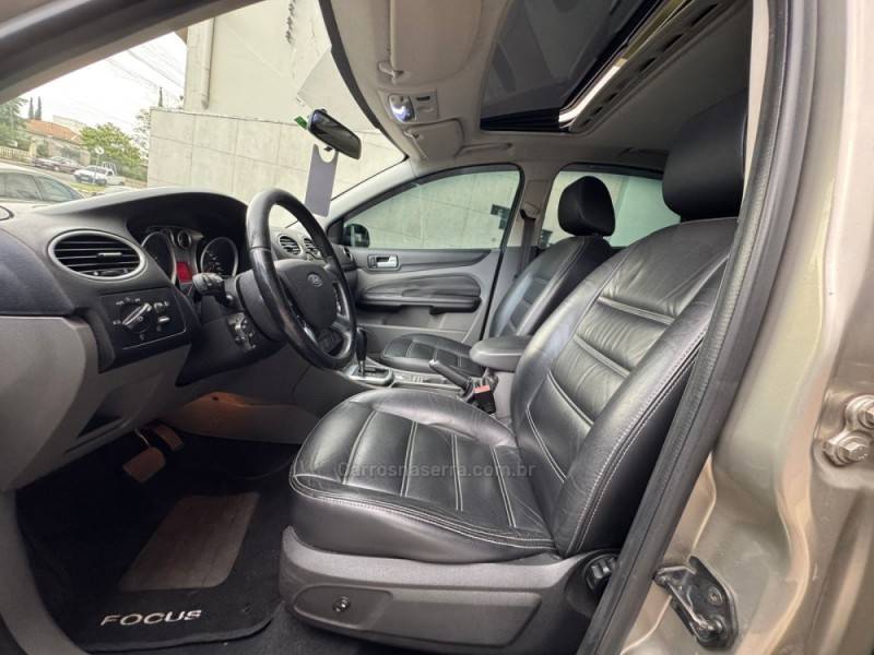 FORD - FOCUS - 2009/2009 - Dourada - R$ 47.900,00