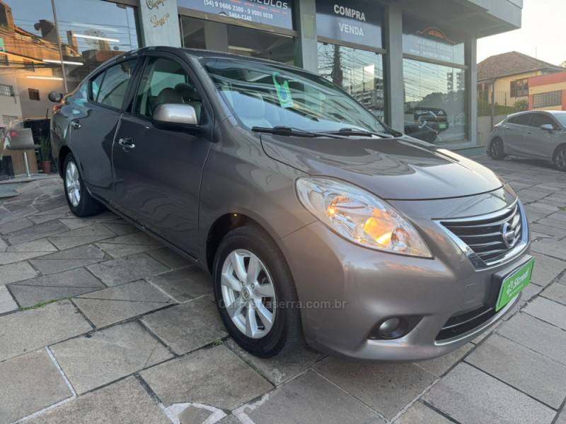 NISSAN - VERSA - 2014/2014 - Cinza - R$ 43.900,00