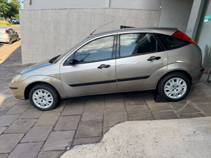 FORD - FOCUS - 2004/2004 - Dourada - Sob Consulta