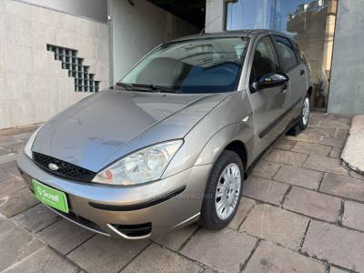 FORD - FOCUS - 2004/2004 - Dourada - Sob Consulta