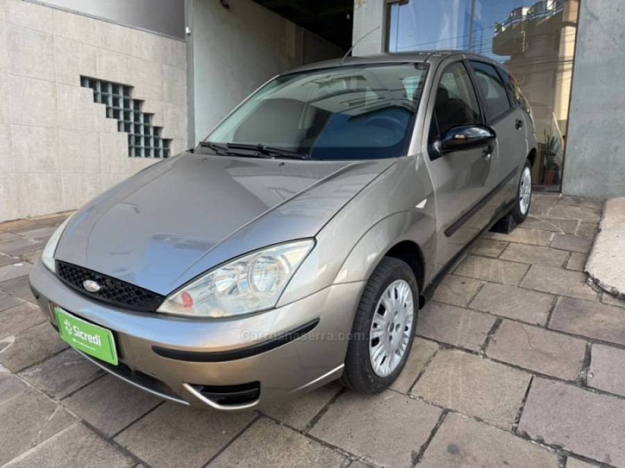 FORD - FOCUS - 2004/2004 - Dourada - Sob Consulta
