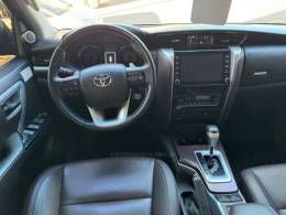 TOYOTA - HILUX SW4 - 2020/2020 - Preta - Sob Consulta