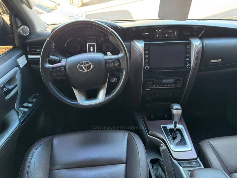 TOYOTA - HILUX SW4 - 2020/2020 - Preta - Sob Consulta