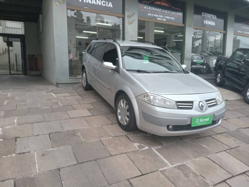 RENAULT - MÉGANE - 2011/2012 - Prata - R$ 36.900,00