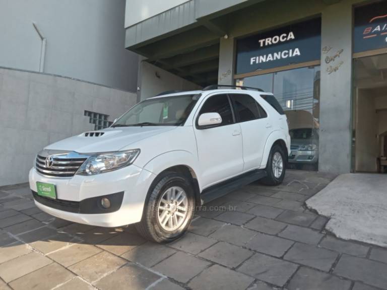 TOYOTA - HILUX SW4 - 2012/2013 - Branca - Sob Consulta