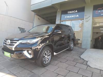 TOYOTA - HILUX SW4 - 2017/2017 - Preta - Sob Consulta