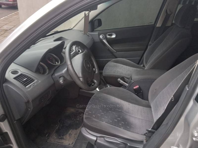 RENAULT - MÉGANE - 2011/2012 - Prata - R$ 36.900,00