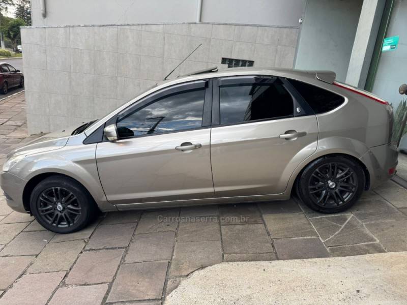 FORD - FOCUS - 2009/2009 - Dourada - R$ 48.000,00