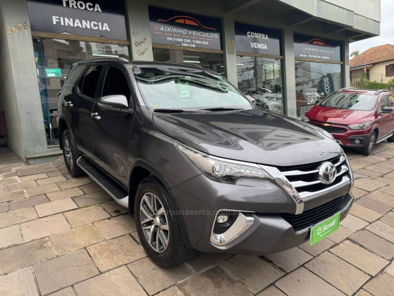 TOYOTA - HILUX SW4 - 2020/2020 - Cinza - Sob Consulta