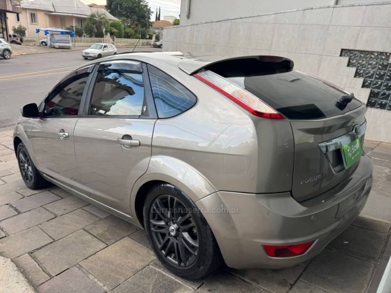 FORD - FOCUS - 2009/2009 - Dourada - R$ 47.900,00