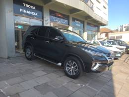 TOYOTA - HILUX SW4 - 2017/2017 - Preta - Sob Consulta