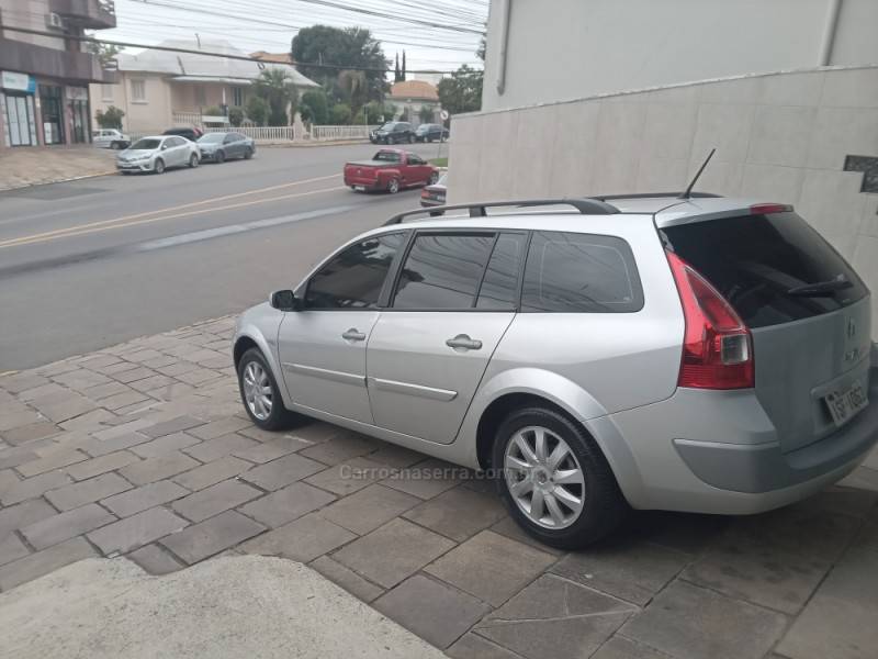 RENAULT - MÉGANE - 2011/2012 - Prata - R$ 36.900,00